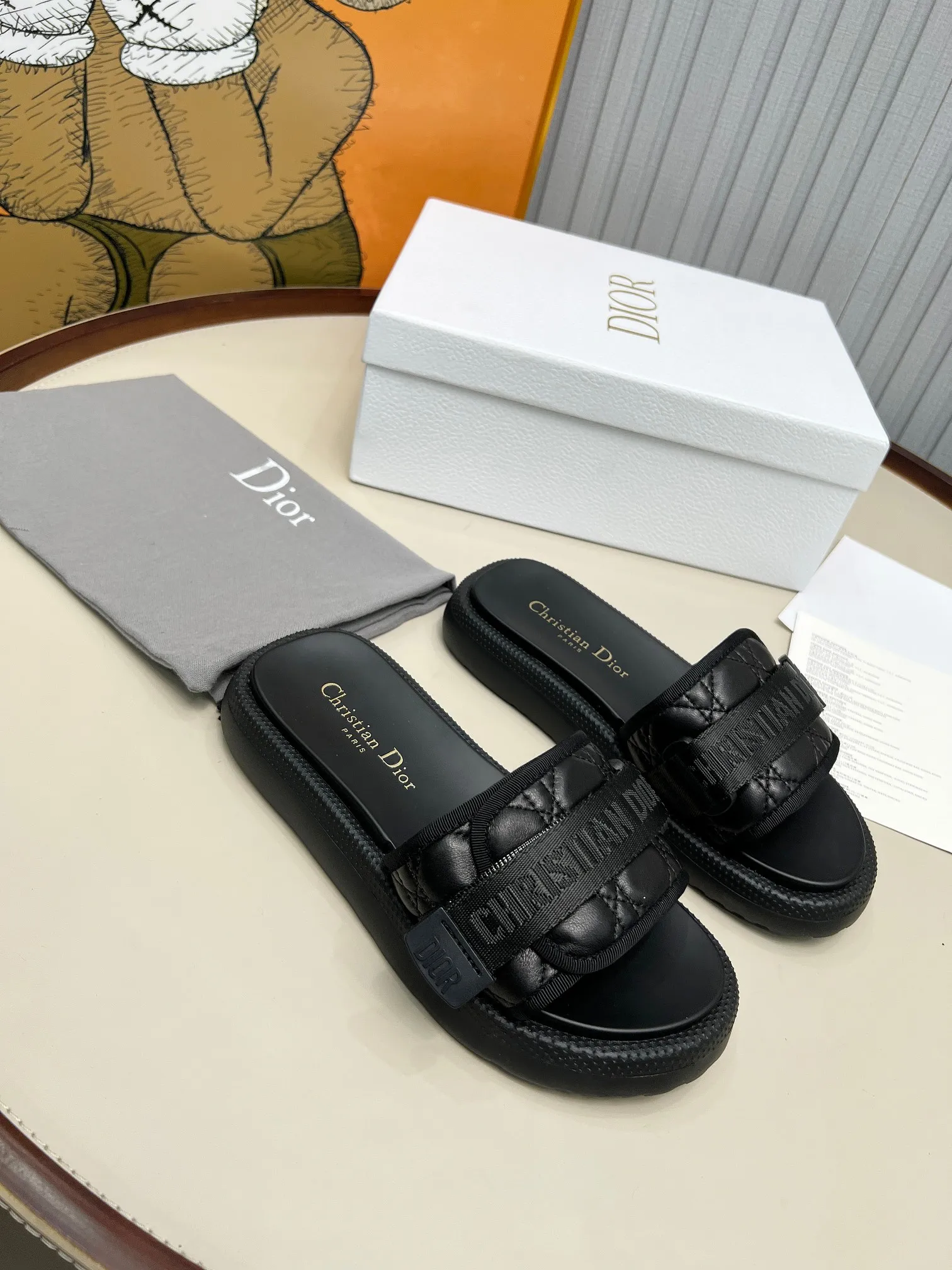 👟👟Ex-factory price 420👟👟 Dior Dior high version slippers, 👏👏2025 new classic model 🔥purchasing level qualityhot-selling thick-soled slippers in foreign counters💋———————————— Upper➕Inner: Original customized special electric embroidery material, Sole: Original mold 1.1 (lightweight) Bottom thickness: heel 5cm, forefoot 3cm, size 35-40 (with full set of packaging, cloth bag handbag, card instructions). You are welcome to place an order in advance, first come first served. Win-win cooperation.